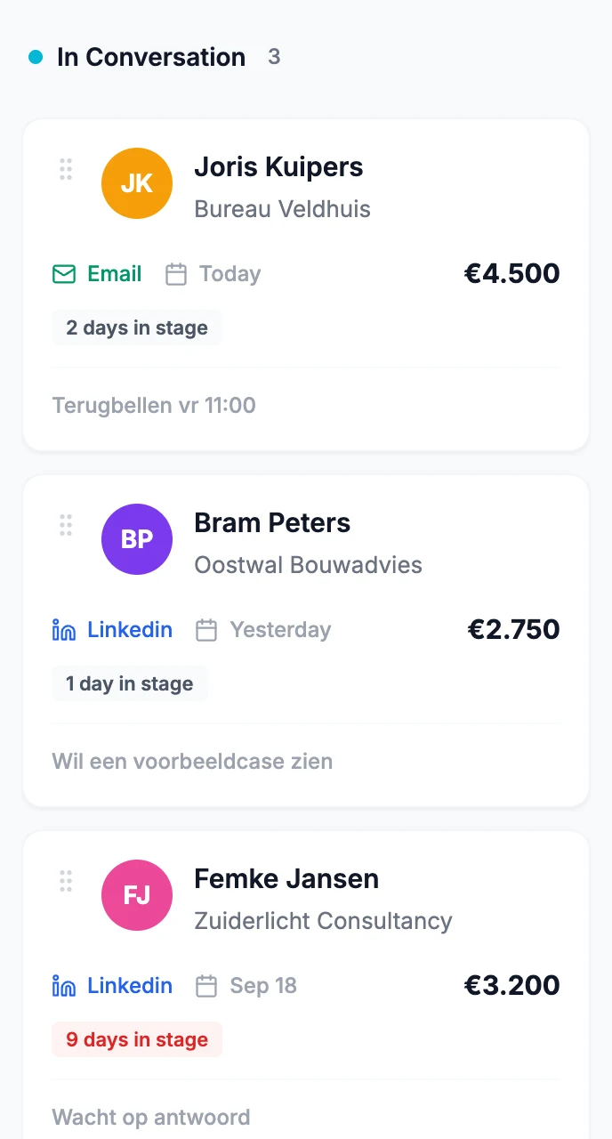 Eén kolom uit de SalesLayer-pipeline: drie leads met hun volgende stap.